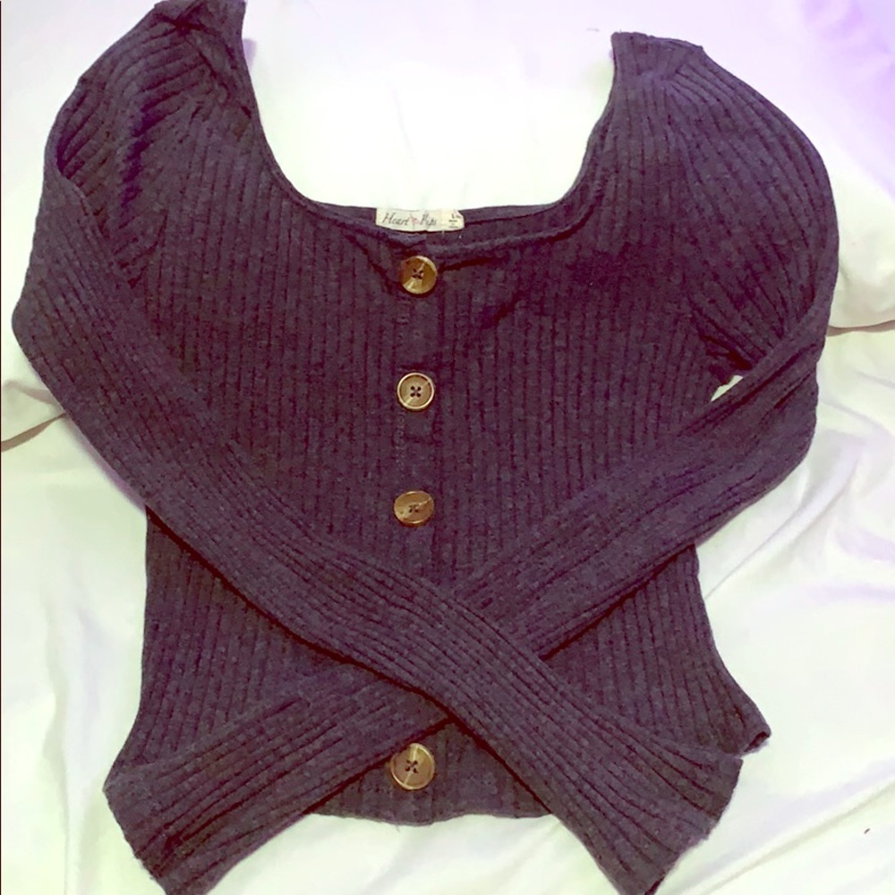 A long sleep button up grey crop top.
